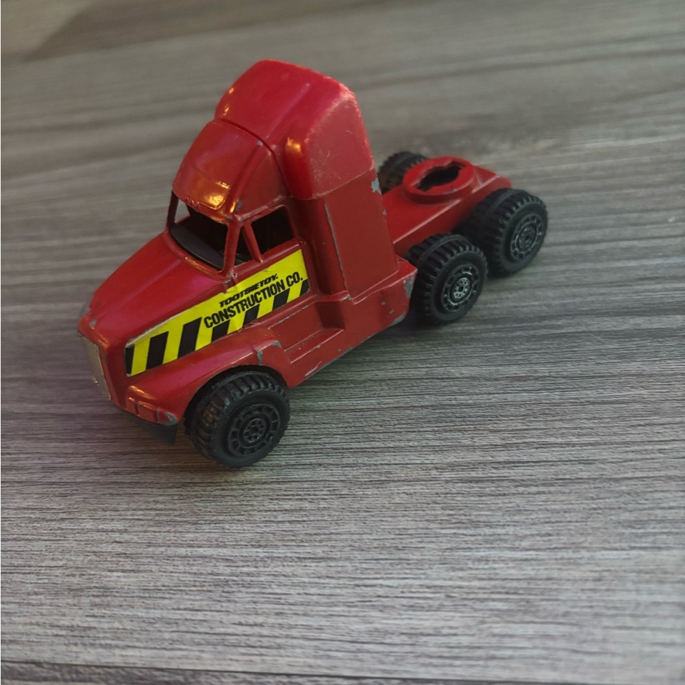 TootsieToy 4" Aero Cab Semi Truck Construction Co Red